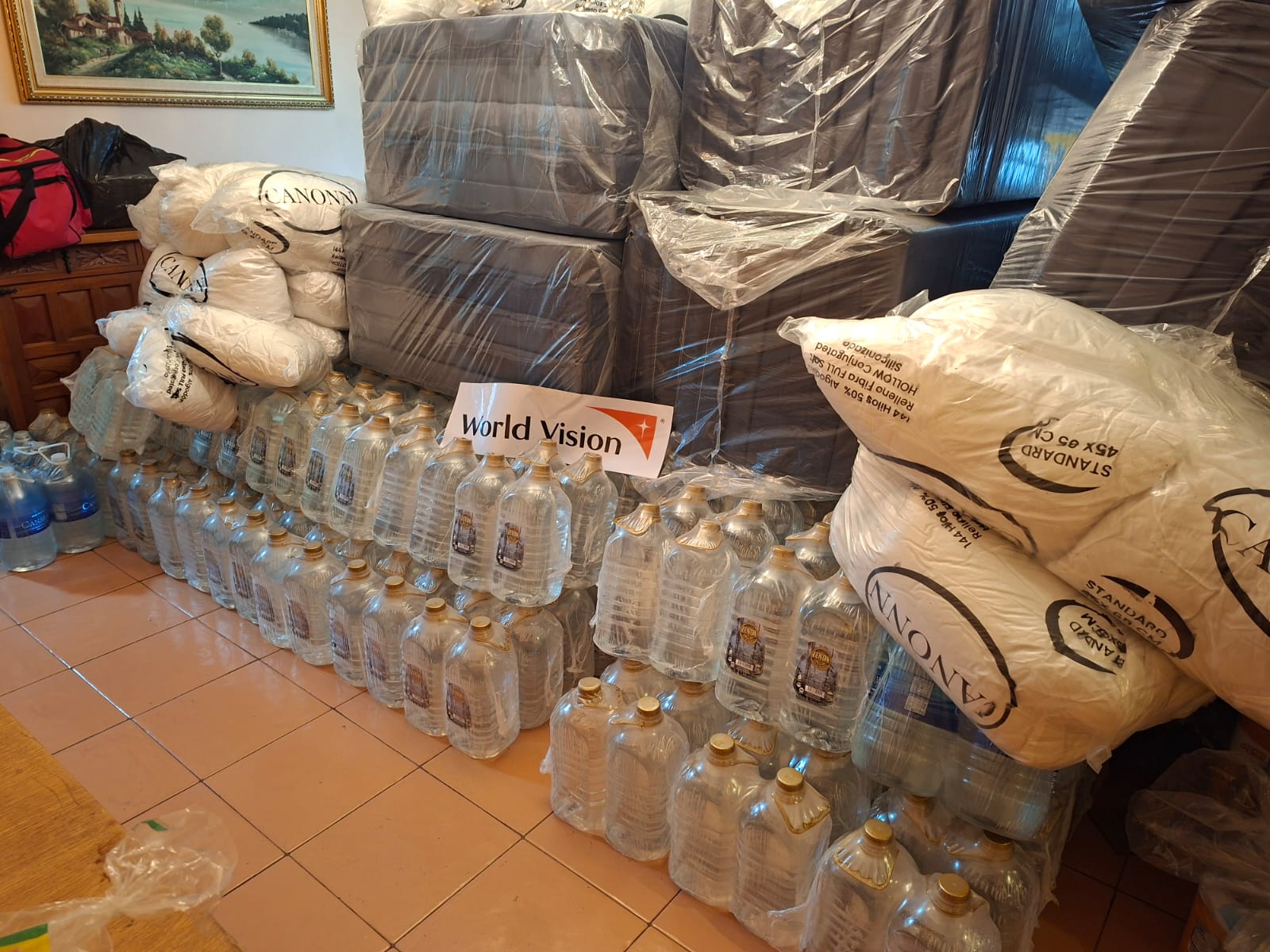 Distribuição de itens essenciais para famílias afetadas na Venezuela